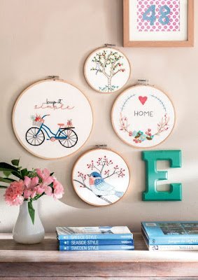 Decore com bastidores de bordado.