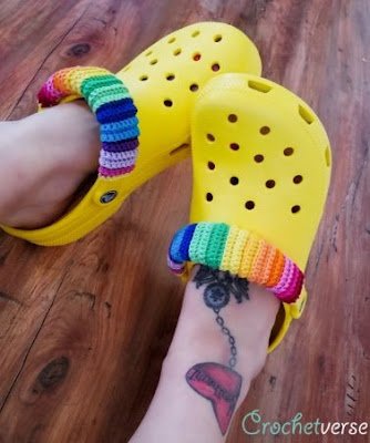 Look's com as polêmicas sandálias crocs