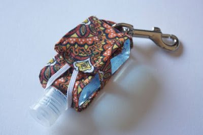 Ideias para fazer capinha chaveiro de álcool gel com passo a passo