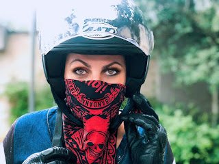 7 Formas atuais e diferentes para usar os lenços de seda