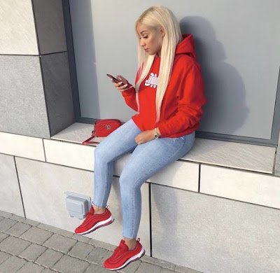 Look's com tênis vermelho