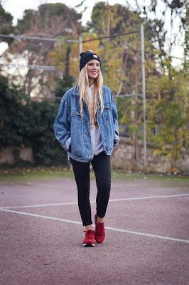 Look's com tênis vermelho