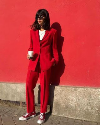 Look's com tênis vermelho