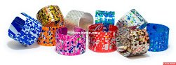Pulseira de latas de refrigerante Os estilistas e entusiastas da moda mais populares criaram algumas ideias realmente criativas, inusitadas e surpreendentes, e criaram acessórios de moda inovadores usando materiais reciclados e recicláveis, como latas de refrigerante, papel, plástico e muito mais ...