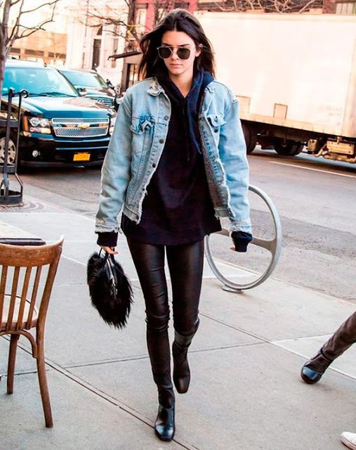 blusa de capuz com jaqueta jeans