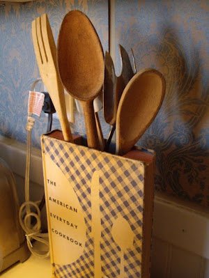 LIVROS VIRAM MÓVEIS E PEÇAS DE DECORAÇÃO