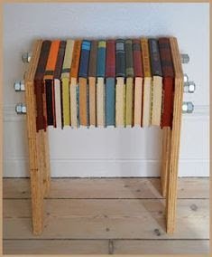 LIVROS VIRAM MÓVEIS E PEÇAS DE DECORAÇÃO