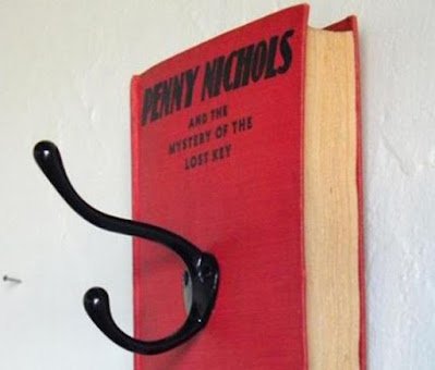 LIVROS VIRAM MÓVEIS E PEÇAS DE DECORAÇÃO