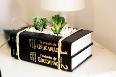 LIVROS VIRAM MÓVEIS E PEÇAS DE DECORAÇÃO