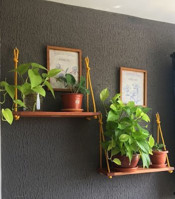 prateleiras suspensas de uma forma bonita e artesanal