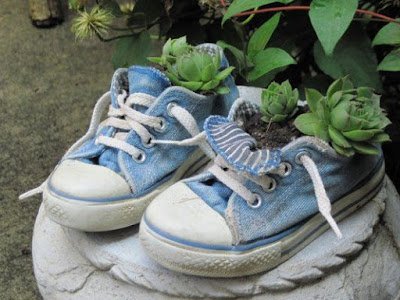 Como usar calçados como vasos de flores