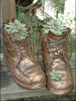 Como usar calçados como vasos de flores