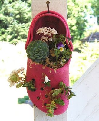 Como usar calçados como vasos de flores