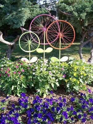 Até com aros velhos de bicicleta dá para criar uma decoração criativa no jardim