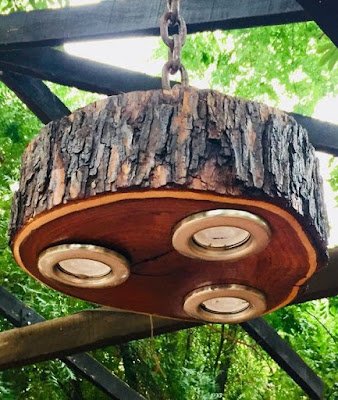 A madeira pode ser utilizada para fazer objetos pequenos, médios ou grandes (que suportam peso e pressão).