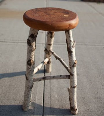 A madeira pode ser utilizada para fazer objetos pequenos, médios ou grandes (que suportam peso e pressão).