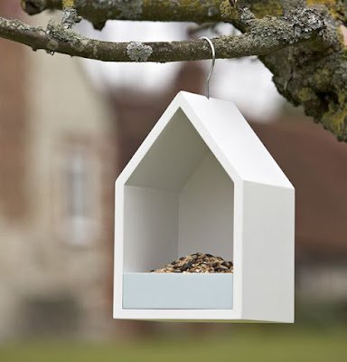 Ter um comedouro para pássaros em seu jardim é uma ótima alternativa para começar uma vida sustentável e ecologicamente correta.