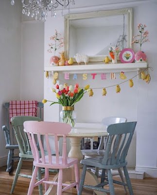 Se jogue nas cores sem medo de ser feliz. Que tal dar uma cor nova aquela cadeira antiga, ou até mesmo, pintar uma de cada cor?