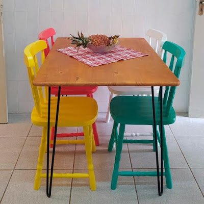 Se jogue nas cores sem medo de ser feliz. Que tal dar uma cor nova aquela cadeira antiga, ou até mesmo, pintar uma de cada cor?