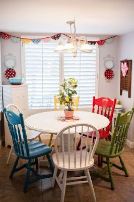 Se jogue nas cores sem medo de ser feliz. Que tal dar uma cor nova aquela cadeira antiga, ou até mesmo, pintar uma de cada cor?