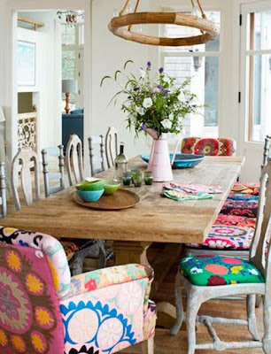 Se jogue nas cores sem medo de ser feliz. Que tal dar uma cor nova aquela cadeira antiga, ou até mesmo, pintar uma de cada cor?