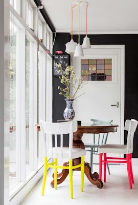 Se jogue nas cores sem medo de ser feliz. Que tal dar uma cor nova aquela cadeira antiga, ou até mesmo, pintar uma de cada cor?