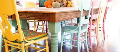 Se jogue nas cores sem medo de ser feliz. Que tal dar uma cor nova aquela cadeira antiga, ou até mesmo, pintar uma de cada cor?