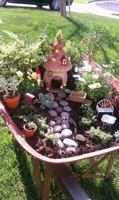 Esses jardinzinhos são ideais para quem não tem muito espaço ou tempo para cultivar plantas pois cabe em qualquer cantinho e demanda poucos cuidados