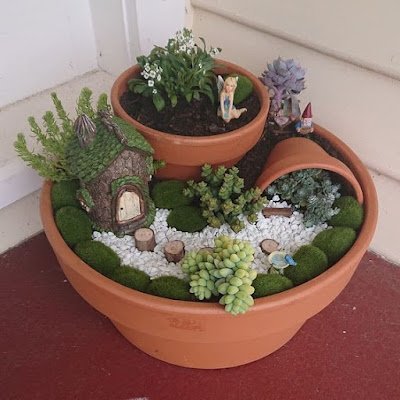 Esses jardinzinhos são ideais para quem não tem muito espaço ou tempo para cultivar plantas pois cabe em qualquer cantinho e demanda poucos cuidados