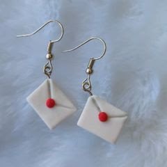 Com aparência divertida e fofa, os brincos de biscuit podem ser personalizados da maneira que você quiser.