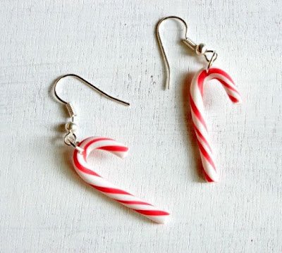 Com aparência divertida e fofa, os brincos de biscuit podem ser personalizados da maneira que você quiser.