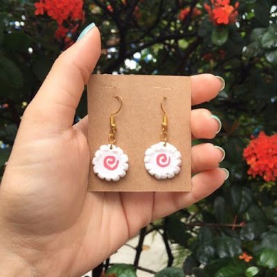 Com aparência divertida e fofa, os brincos de biscuit podem ser personalizados da maneira que você quiser.