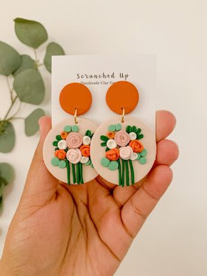 Com aparência divertida e fofa, os brincos de biscuit podem ser personalizados da maneira que você quiser.