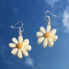 Com aparência divertida e fofa, os brincos de biscuit podem ser personalizados da maneira que você quiser.