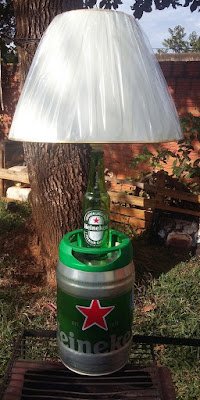 É comum encontrarmos barris como esse jogados no lixo, descartados em terrenos baldios ou, mesmo, para comprar no ferro velho. Uma experiência ideal para aproveitar no artesanato reutilizando-o.