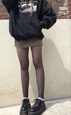 Combine peças de inverno com saias e shorts