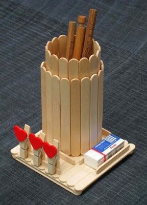 Para fazer artesanato com palitos de picolé é possível utilizar cola quente ou mesmo aquela cola branca escolar,