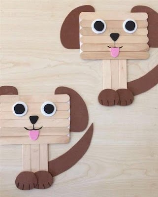 Para fazer artesanato com palitos de picolé é possível utilizar cola quente ou mesmo aquela cola branca escolar,