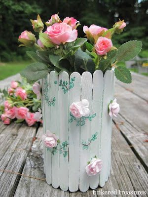 Para fazer artesanato com palitos de picolé é possível utilizar cola quente ou mesmo aquela cola branca escolar,