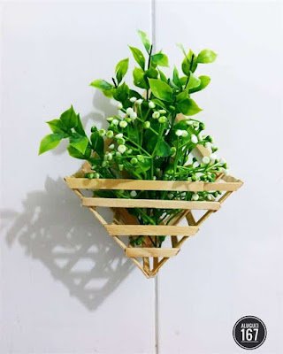 Para fazer artesanato com palitos de picolé é possível utilizar cola quente ou mesmo aquela cola branca escolar,