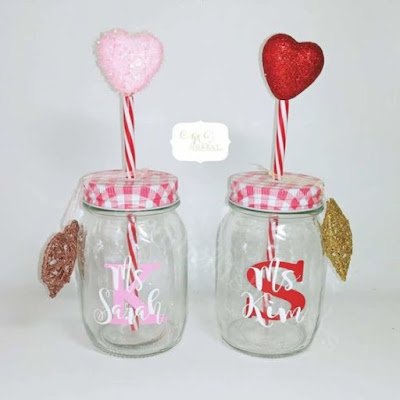 Além de reservar um tempinho para selecionar e produzir essa lembrança, o seu par vai adorar receber algo que foi especialmente pensado em vocês.