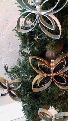 Os rolos de papel higiênico e papel toalha são ótimas opções para criar peças artesanais diferenciadas.