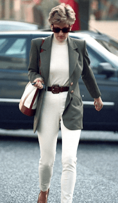 Você poderá utilizar seus blazers, casacos, vestidos, saias, calças flare, entre outras modelagens.