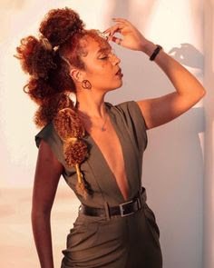 O efeito do penteado é conquistado apenas com elastiquinhos que você vai colocar pelo cabelo depois de fazer um rabo de cavalo, criando bolhas de cabelos.