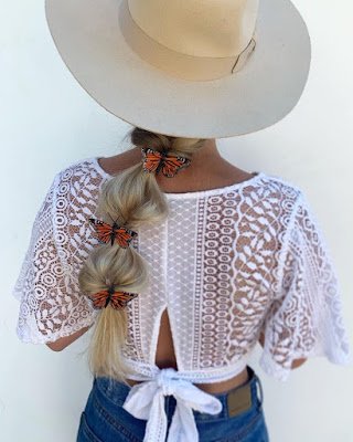 O efeito do penteado é conquistado apenas com elastiquinhos que você vai colocar pelo cabelo depois de fazer um rabo de cavalo, criando bolhas de cabelos.