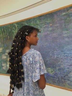 O efeito do penteado é conquistado apenas com elastiquinhos que você vai colocar pelo cabelo depois de fazer um rabo de cavalo, criando bolhas de cabelos.