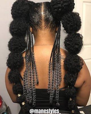 O efeito do penteado é conquistado apenas com elastiquinhos que você vai colocar pelo cabelo depois de fazer um rabo de cavalo, criando bolhas de cabelos.