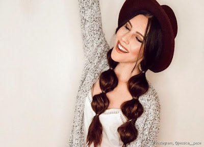 O efeito do penteado é conquistado apenas com elastiquinhos que você vai colocar pelo cabelo depois de fazer um rabo de cavalo, criando bolhas de cabelos.