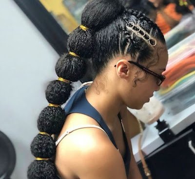 O efeito do penteado é conquistado apenas com elastiquinhos que você vai colocar pelo cabelo depois de fazer um rabo de cavalo, criando bolhas de cabelos.