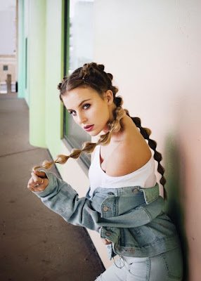 O efeito do penteado é conquistado apenas com elastiquinhos que você vai colocar pelo cabelo depois de fazer um rabo de cavalo, criando bolhas de cabelos.